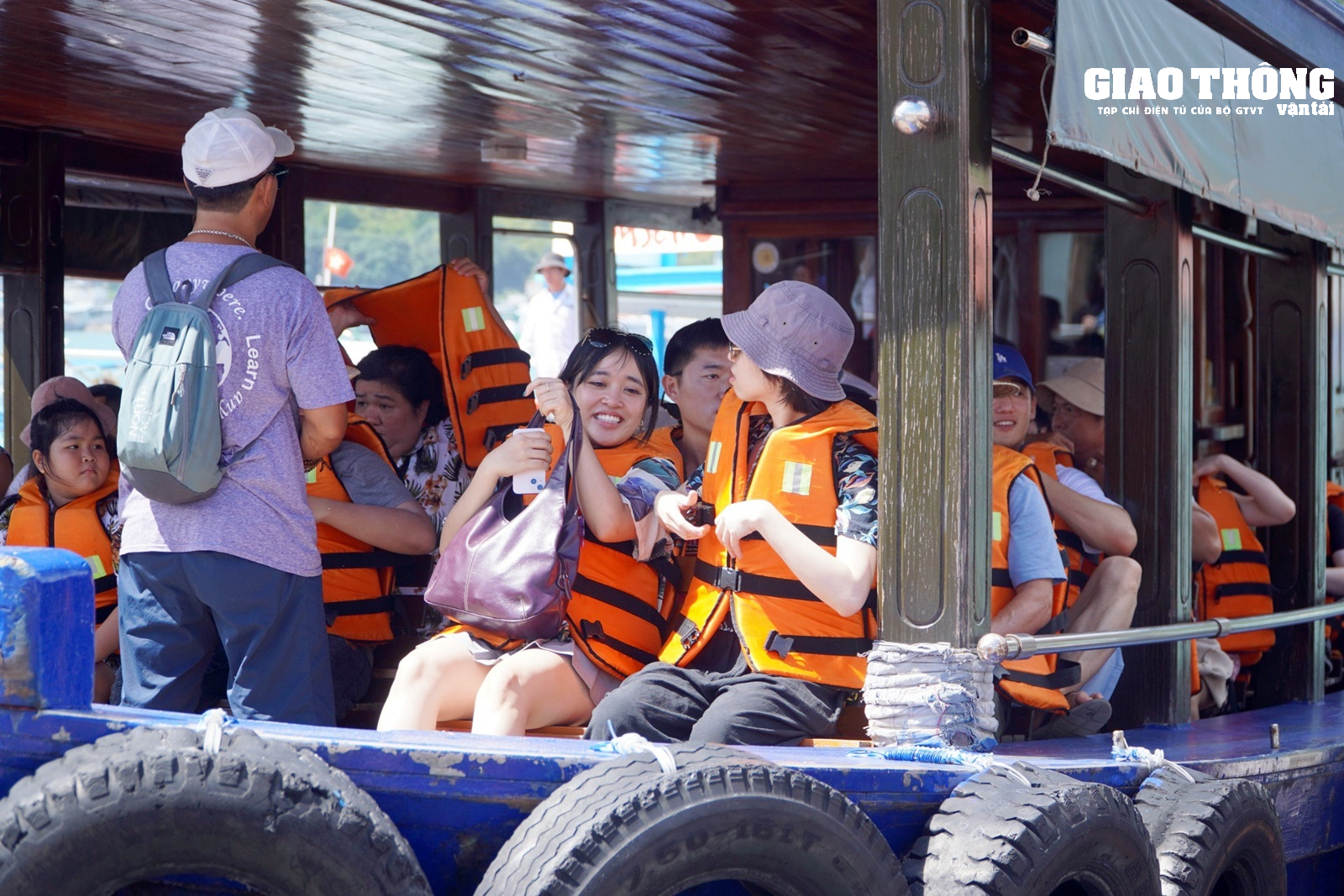 Nha Trang ô tô, tàu thuyền tấp nập dịp nghỉ lễ 2/9 - Ảnh 2.