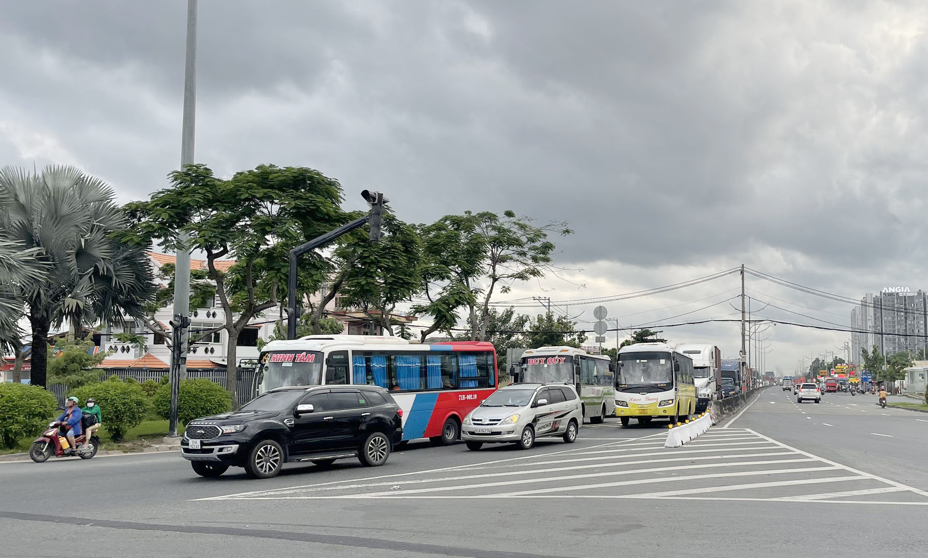 Người dân lỉnh kỉnh đồ đạc quay lại TP.HCM sau kỳ nghỉ lễ 2/9 - Ảnh 10.