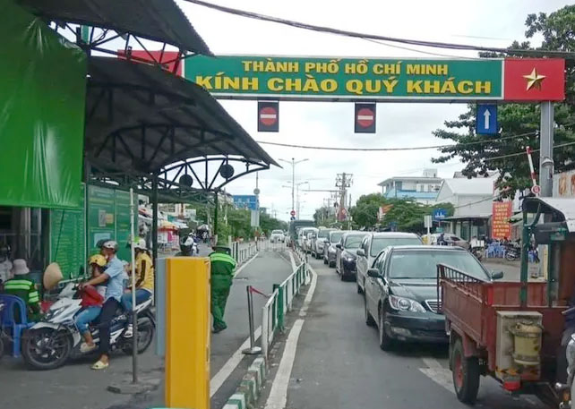 Người dân lỉnh kỉnh đồ đạc quay lại TP.HCM sau kỳ nghỉ lễ 2/9 - Ảnh 11.