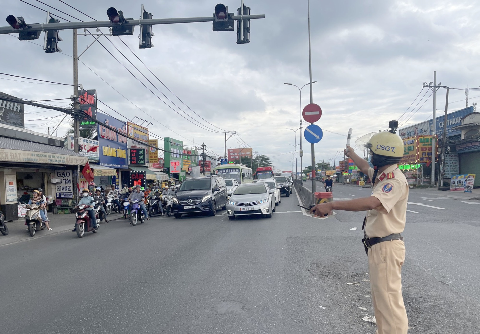 Người dân lỉnh kỉnh đồ đạc quay lại TP.HCM sau kỳ nghỉ lễ 2/9 - Ảnh 9.