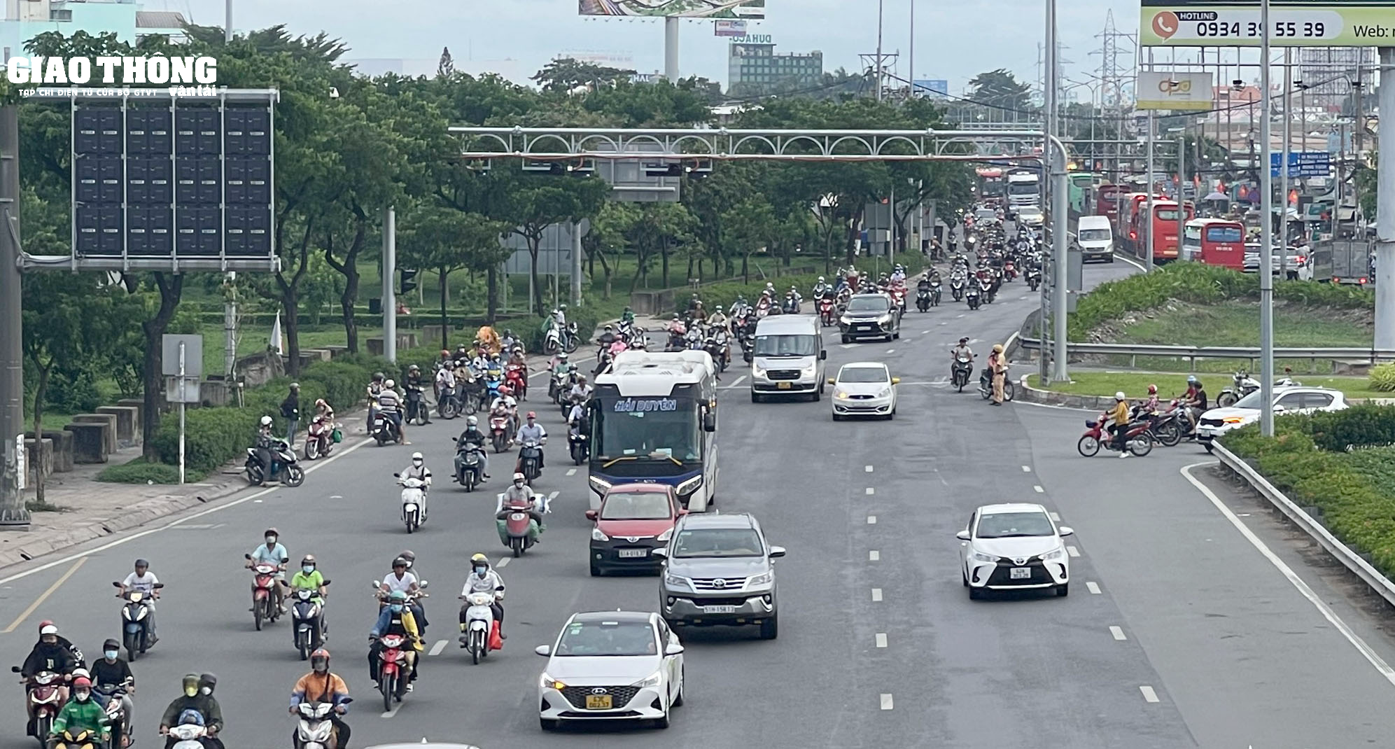 Người dân lỉnh kỉnh đồ đạc quay lại TP.HCM sau kỳ nghỉ lễ 2/9 - Ảnh 8.