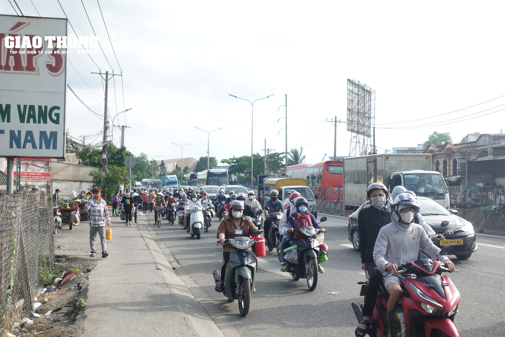 Người dân lỉnh kỉnh đồ đạc quay lại TP.HCM sau kỳ nghỉ lễ 2/9 - Ảnh 1.