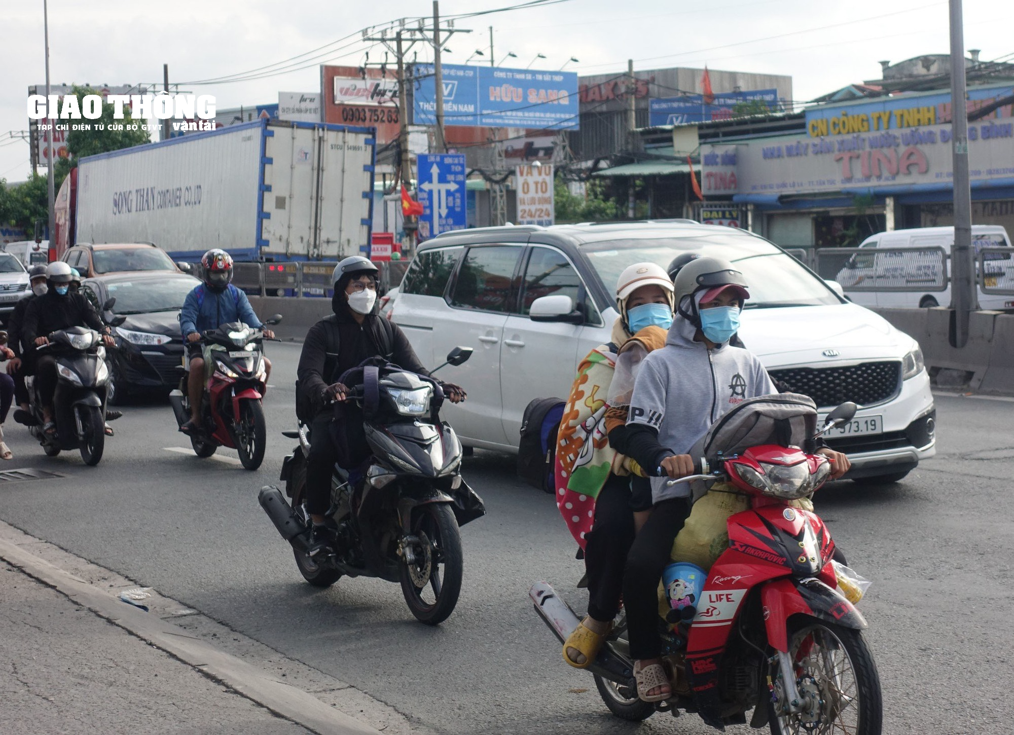 Người dân lỉnh kỉnh đồ đạc quay lại TP.HCM sau kỳ nghỉ lễ 2/9 - Ảnh 3.