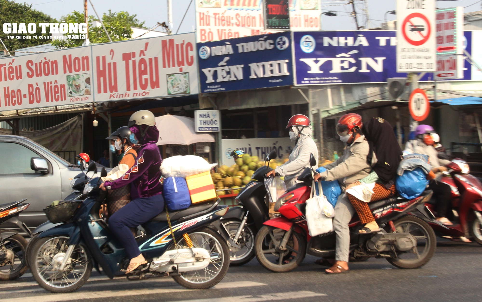 Người dân lỉnh kỉnh đồ đạc quay lại TP.HCM sau kỳ nghỉ lễ 2/9 - Ảnh 4.