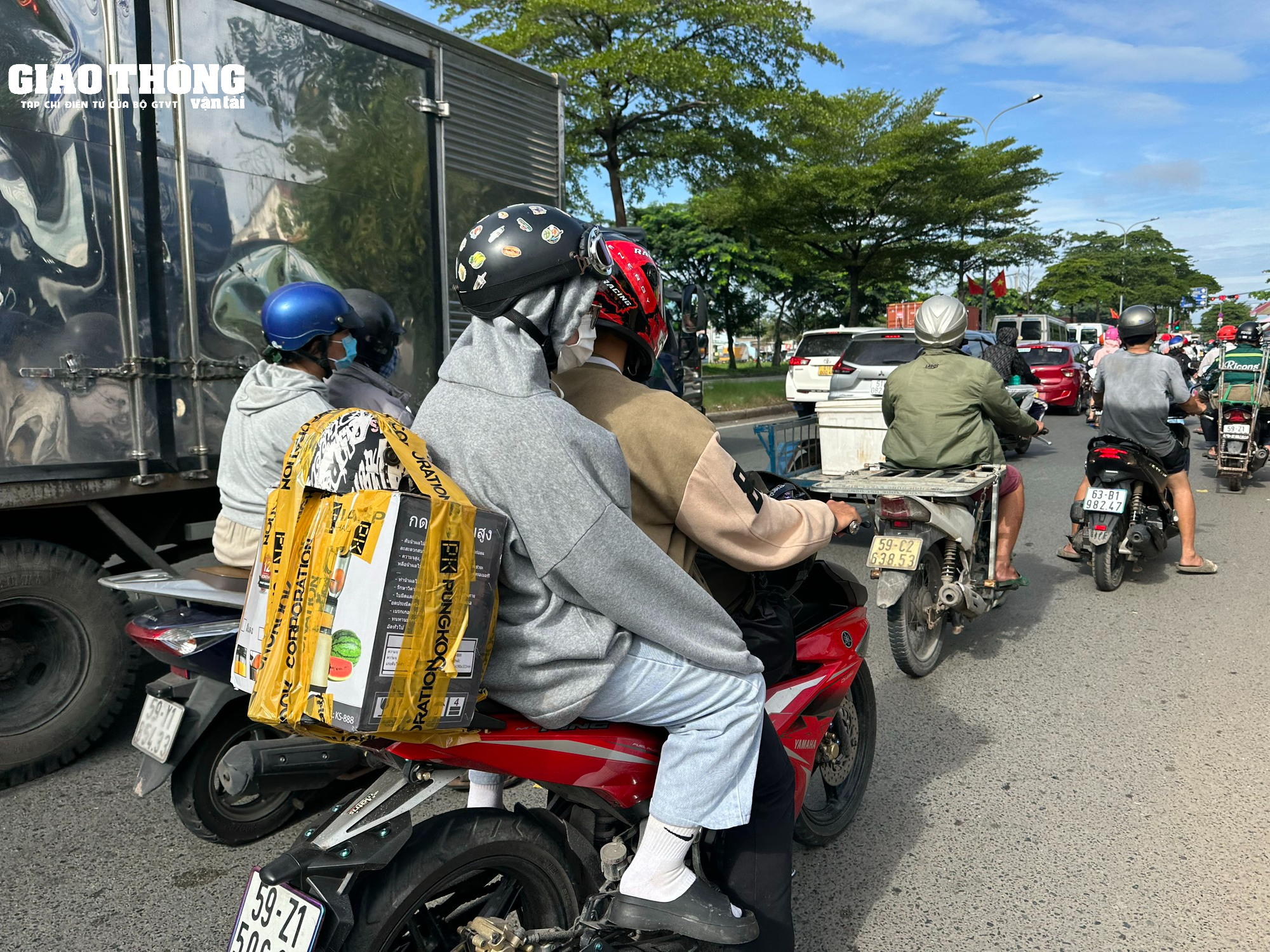 Người dân lỉnh kỉnh đồ đạc quay lại TP.HCM sau kỳ nghỉ lễ 2/9 - Ảnh 6.