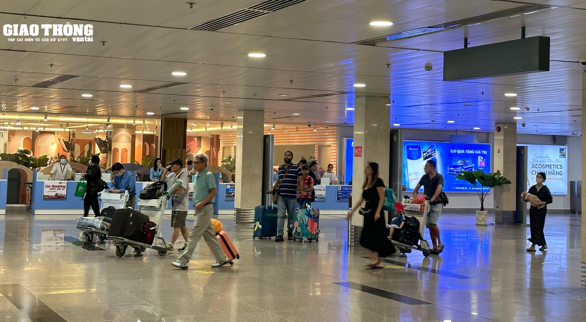 Người dân ùn ùn quay lại TP.HCM sau lễ 2/9, sân bay Tân Sơn Nhất đón 130.000 khách - Ảnh 7.