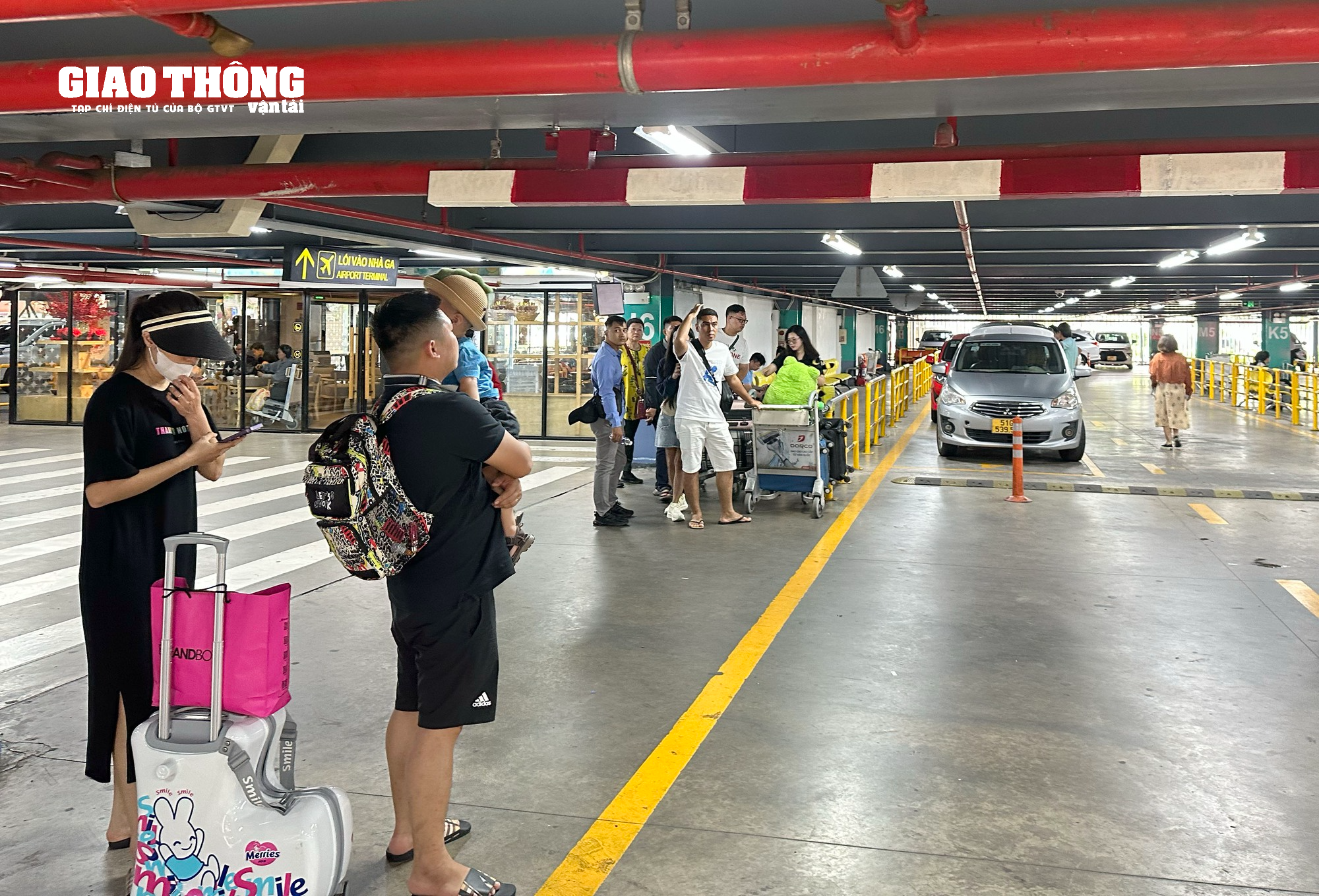 Người dân ùn ùn quay lại TP.HCM sau lễ 2/9, sân bay Tân Sơn Nhất đón 130.000 khách - Ảnh 12.