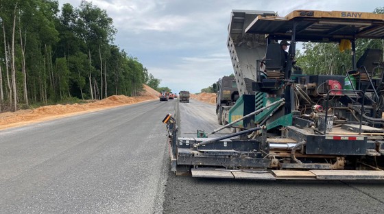 Thủ tướng yêu cầu kịp thời khen thưởng tập thể, cá nhân tại các dự án giao thông trọng điểm - Ảnh 1.