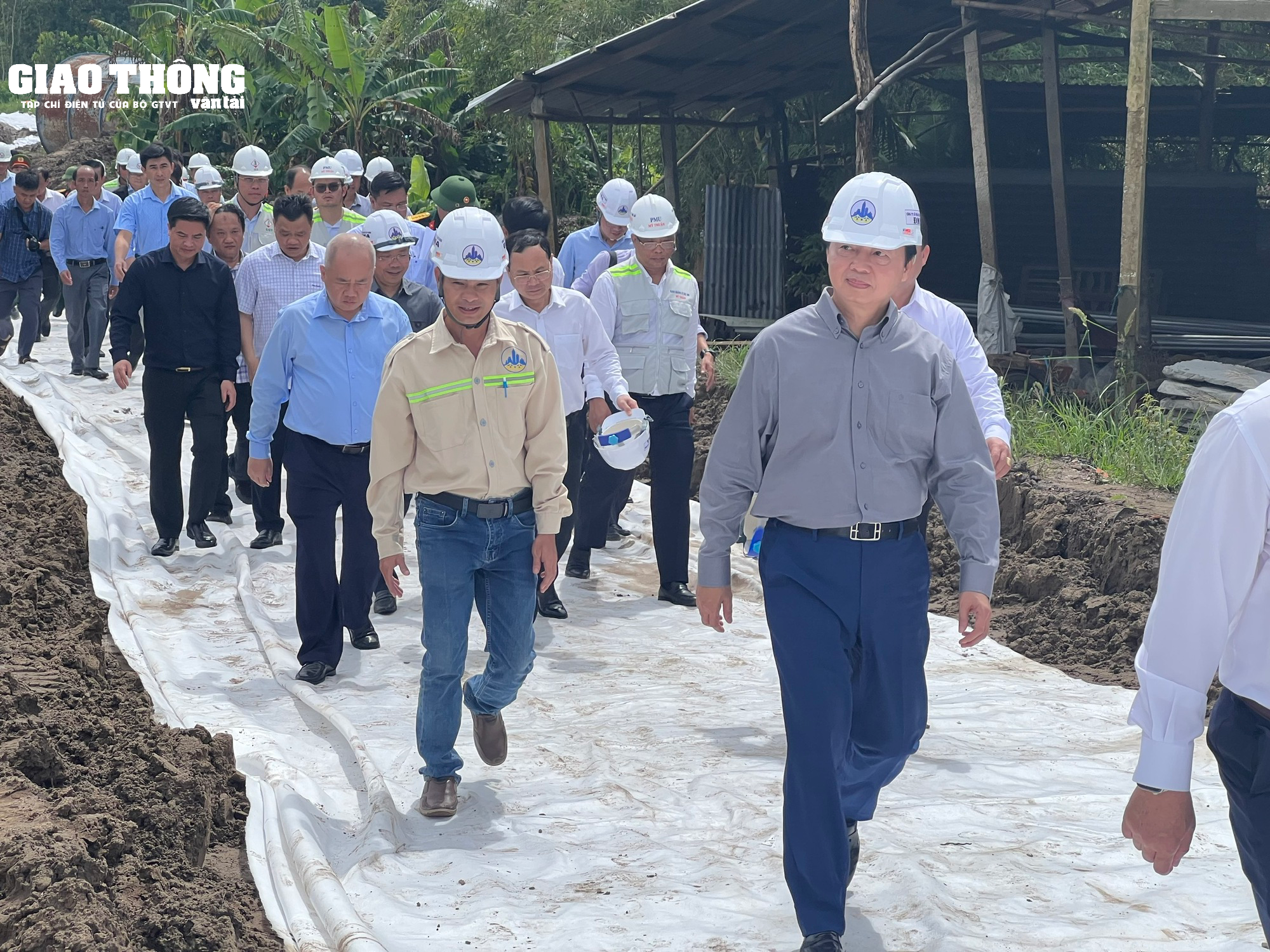 Phó Thủ tướng Trần Hồng Hà kiểm tra thi công cao tốc Cần Thơ - Cà Mau  - Ảnh 1.