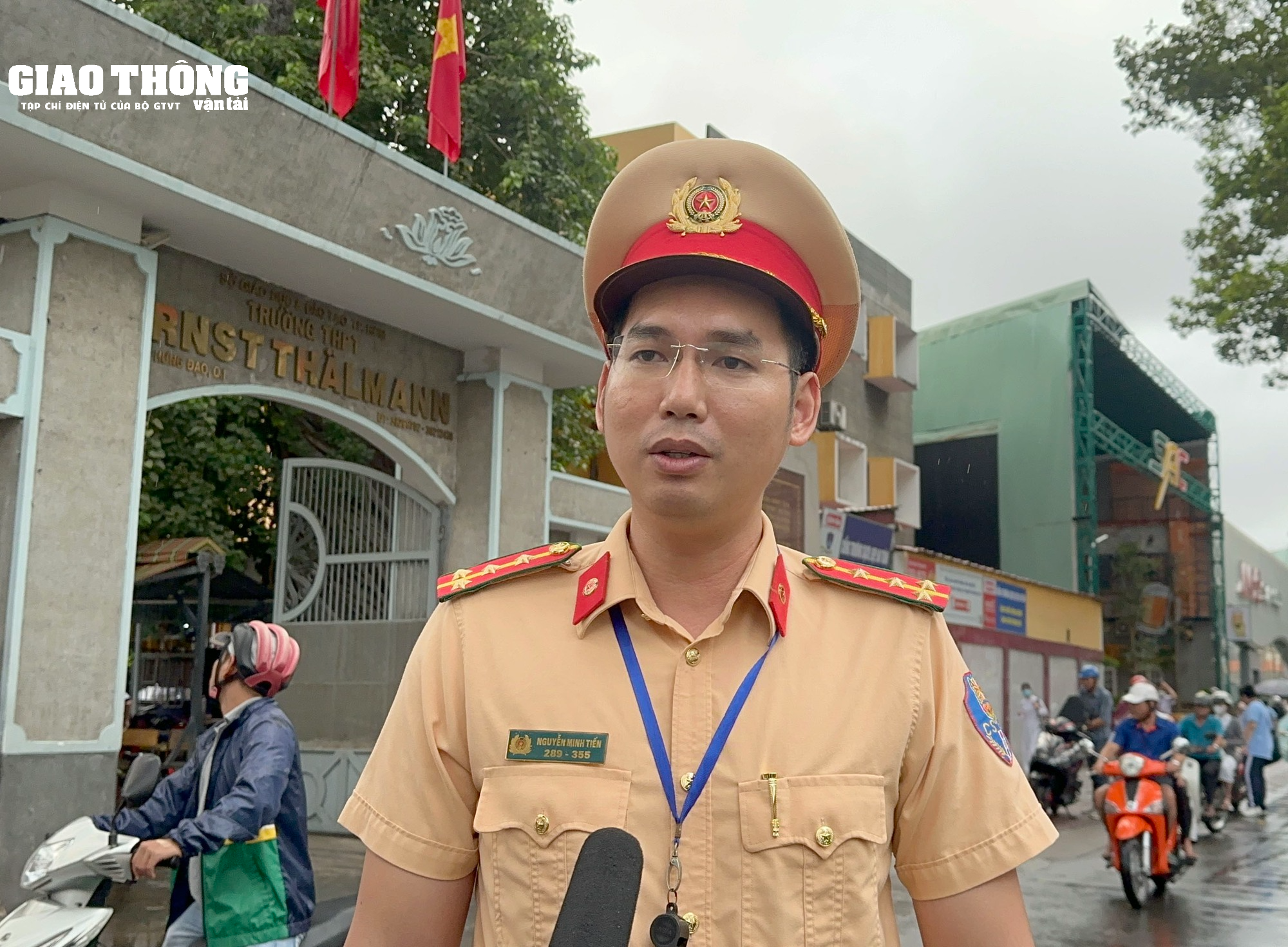 TP.HCM CSGT đội mưa phát tờ rơi, đảm bảo ATGT lễ khai giảng năm học mới - Ảnh 11.