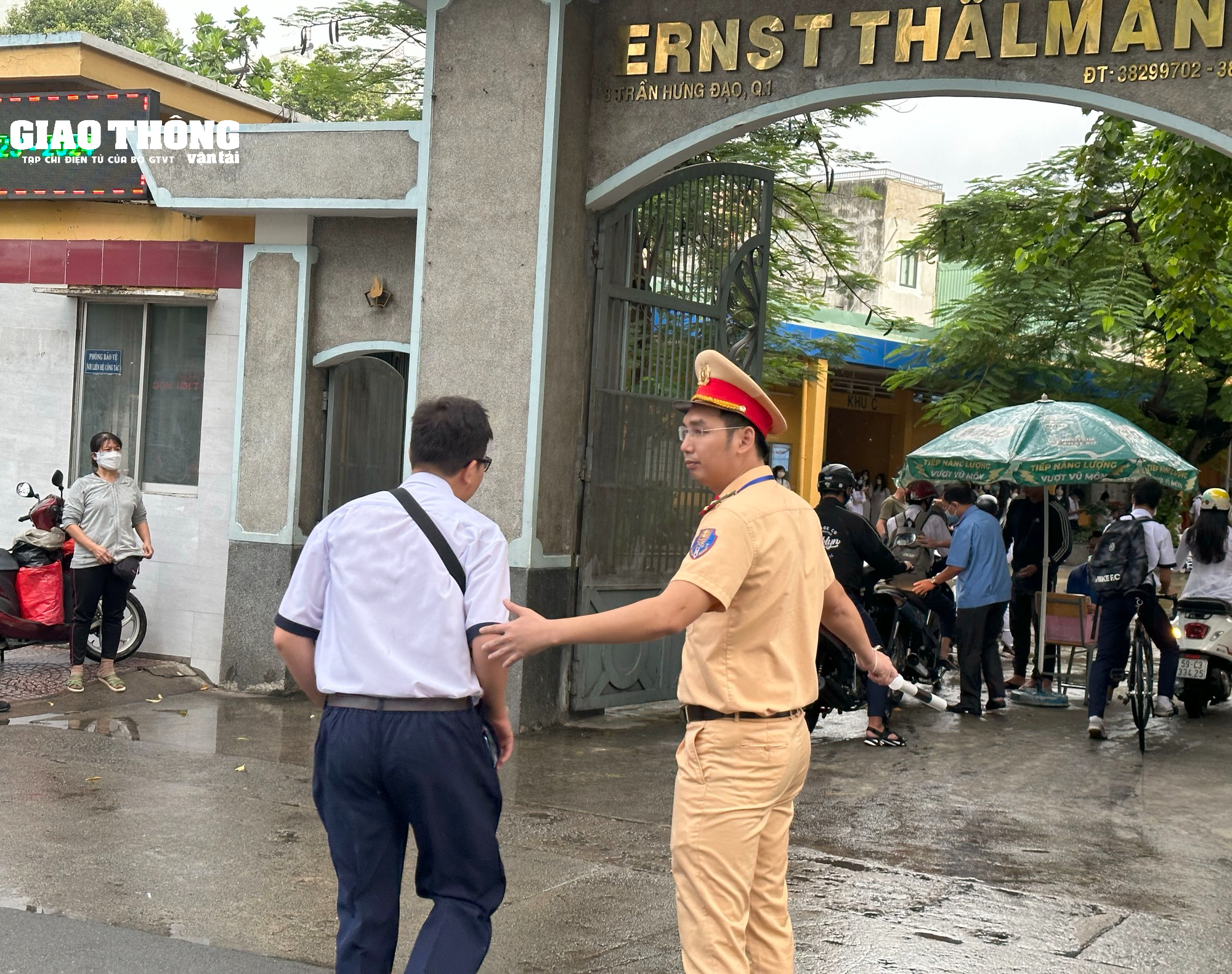 TP.HCM CSGT đội mưa phát tờ rơi, đảm bảo ATGT lễ khai giảng năm học mới - Ảnh 3.