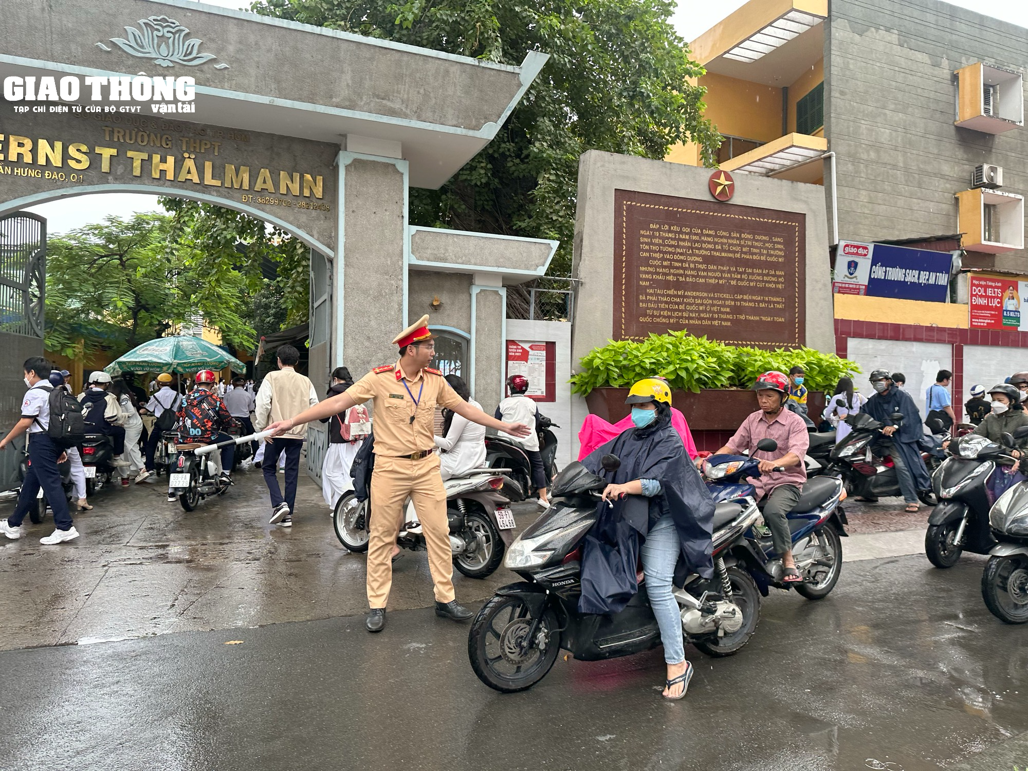 TP.HCM CSGT đội mưa phát tờ rơi, đảm bảo ATGT lễ khai giảng năm học mới - Ảnh 1.