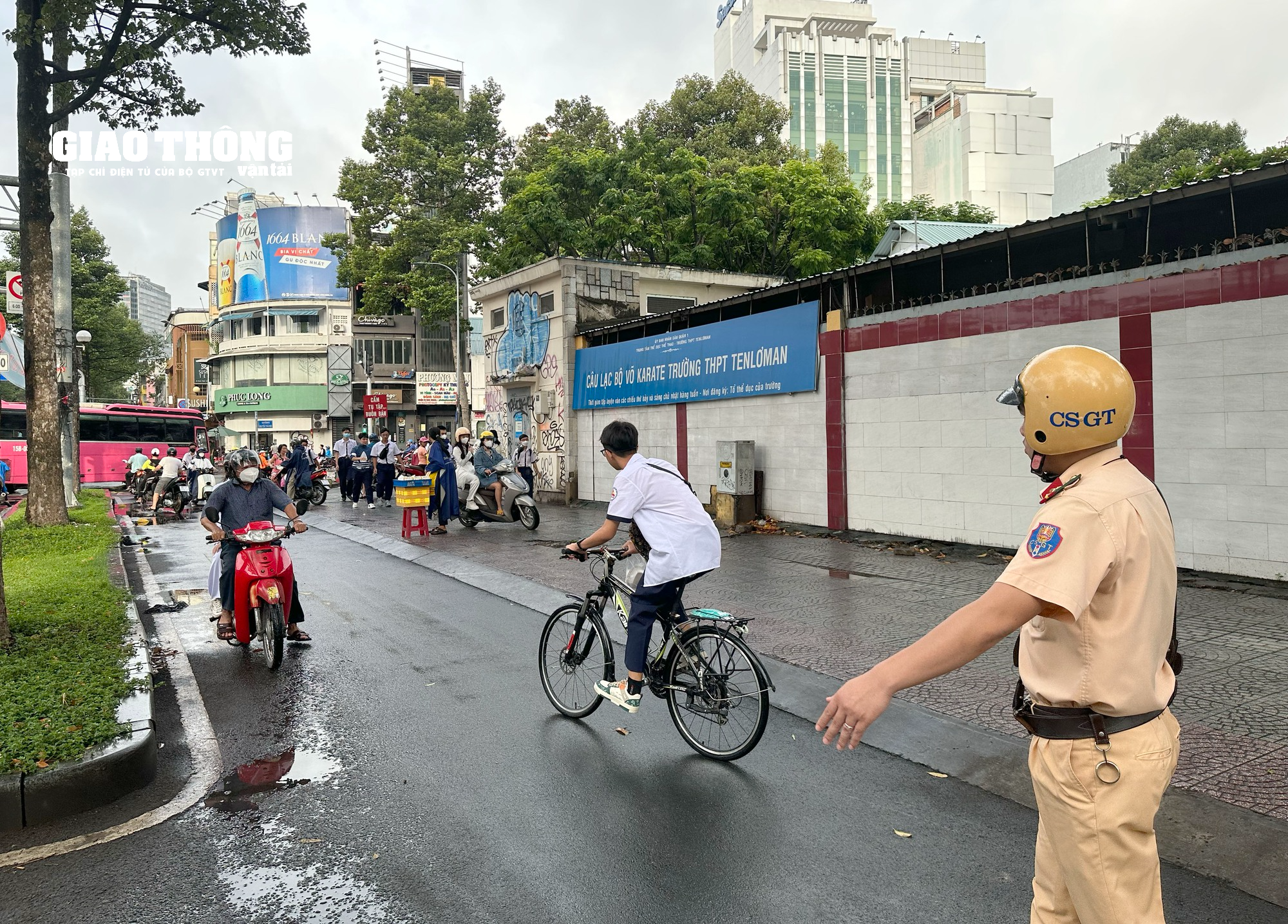 TP.HCM CSGT đội mưa phát tờ rơi, đảm bảo ATGT lễ khai giảng năm học mới - Ảnh 4.
