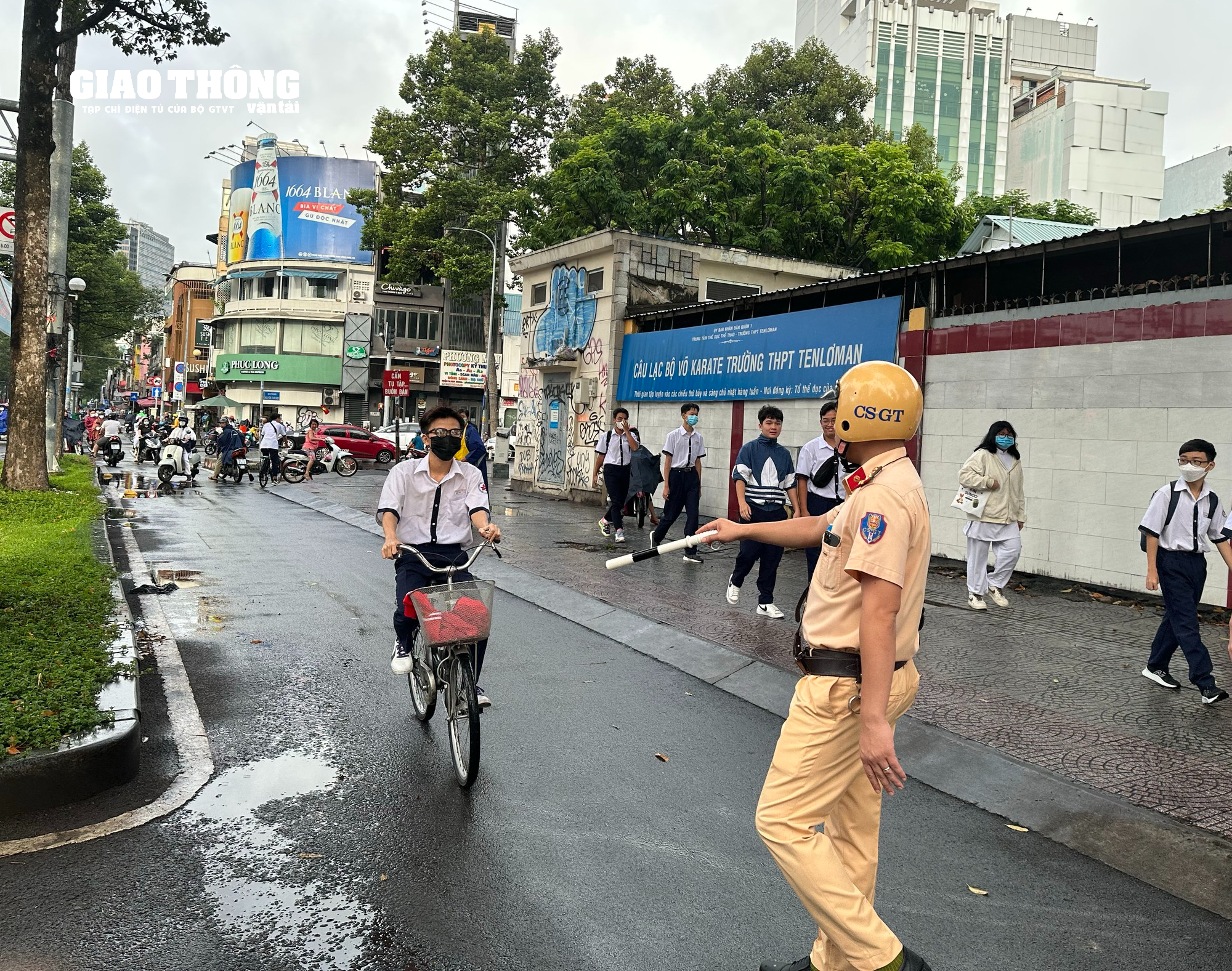 TP.HCM CSGT đội mưa phát tờ rơi, đảm bảo ATGT lễ khai giảng năm học mới - Ảnh 5.