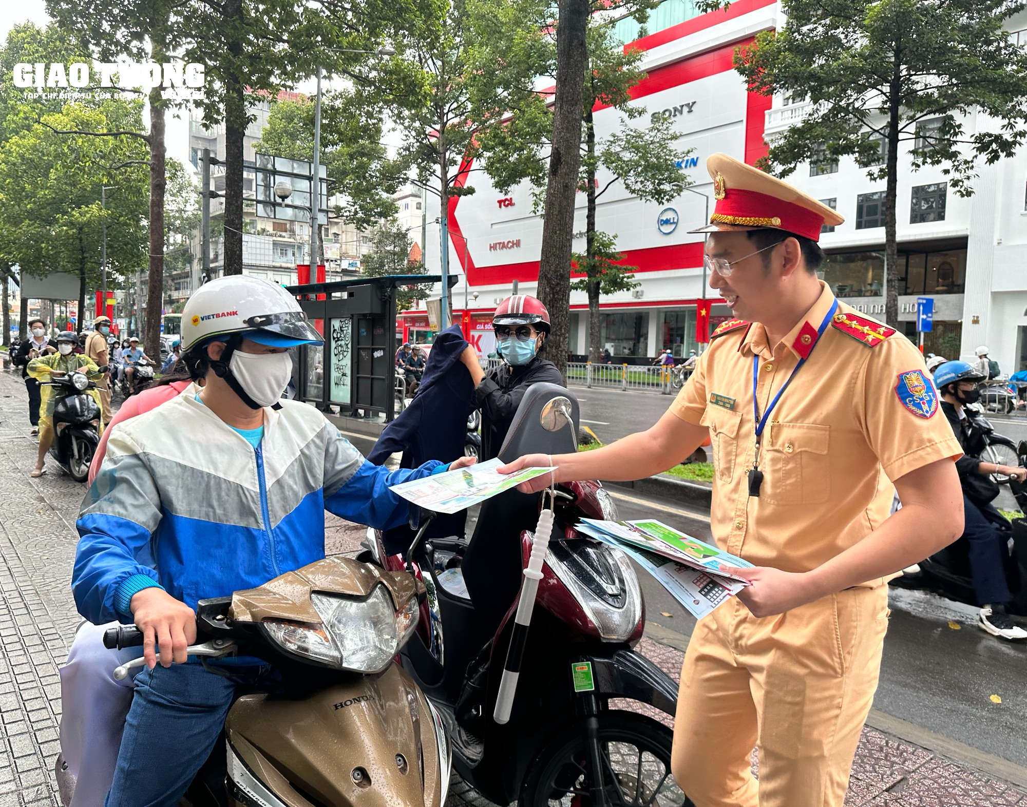 TP.HCM CSGT đội mưa phát tờ rơi, đảm bảo ATGT lễ khai giảng năm học mới - Ảnh 6.