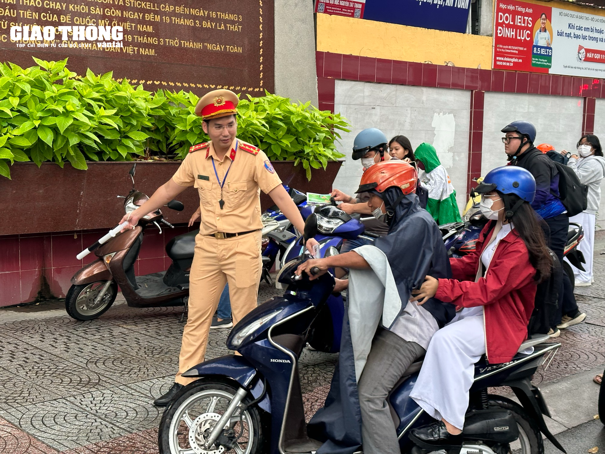 TP.HCM CSGT đội mưa phát tờ rơi, đảm bảo ATGT lễ khai giảng năm học mới - Ảnh 2.