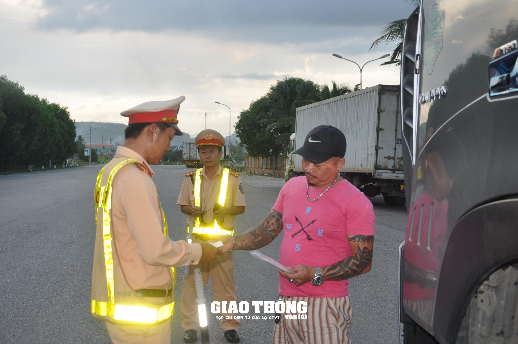 CSGT Quảng Ngãi xử lý nhiều tài xế xe khách, container không có giấy phép lái xe - Ảnh 1. CSGT Quảng Ngãi xử lý nhiều tài xế xe khách, container không có giấy phép lái xe - Ảnh 1.