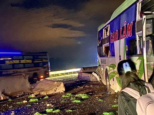 Xe khách biến dạng sau va chạm trên cao tốc Phan Thiết - Dầu Giây - Ảnh 1.