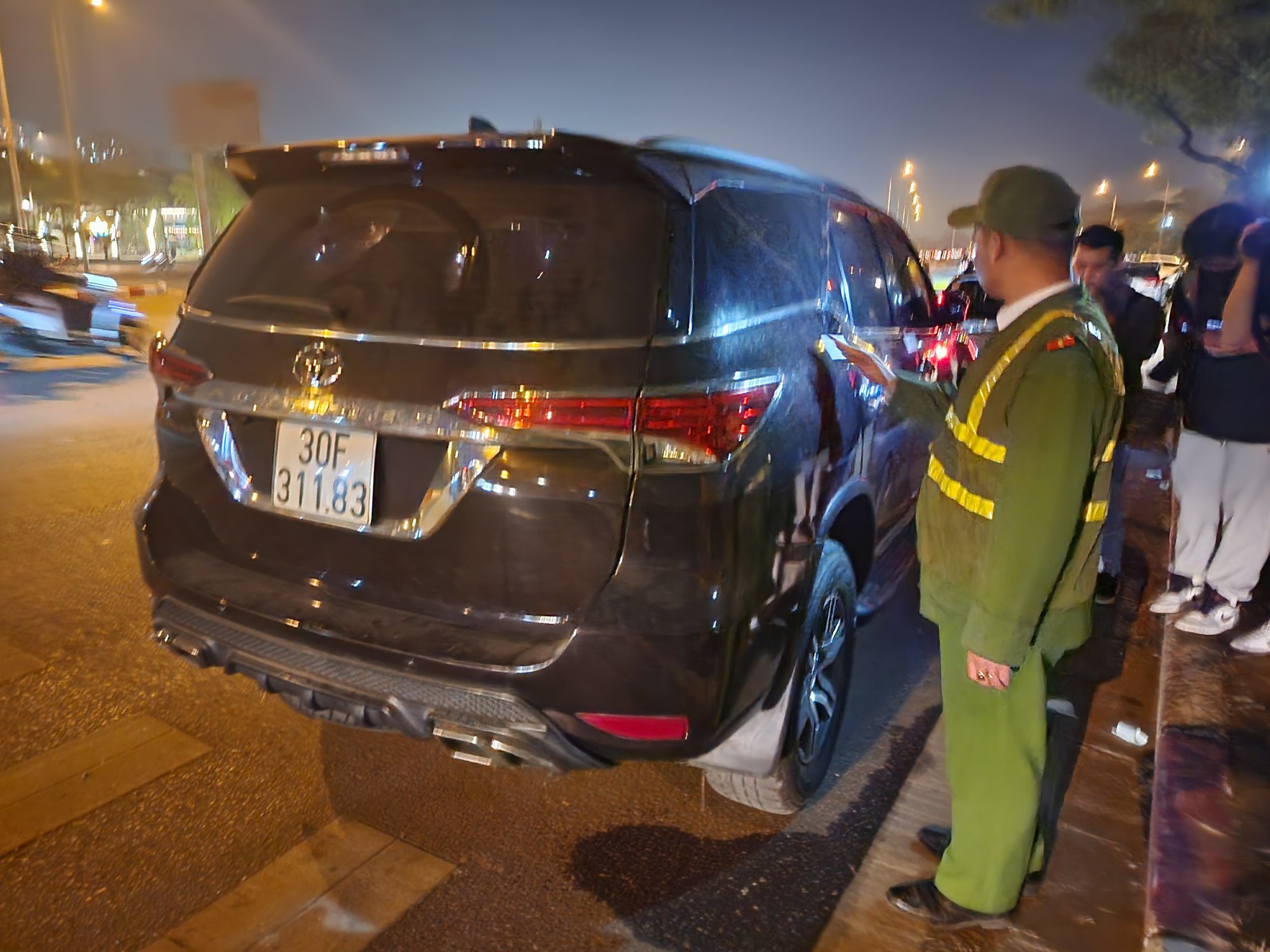 Video lái xe ô tô tự nhận tâm thần, vi phạm nồng độ cồn Video lái xe ô tô tự nhận tâm thần, vi phạm nồng độ cồn