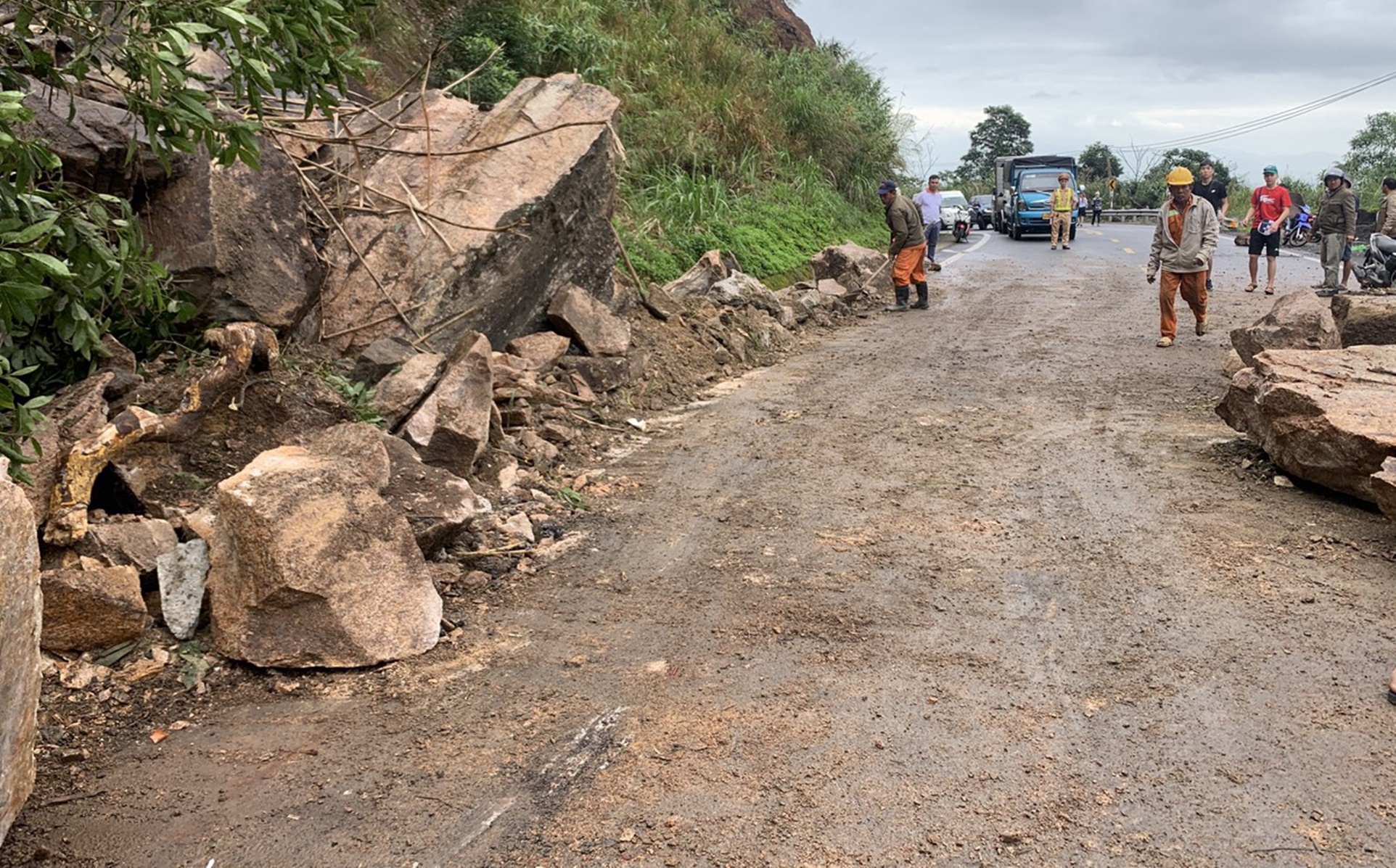 Video sạt lở, đá rơi trên QL27C qua đèo Khánh Lê: Đã thông 1 làn xe - Ảnh 2.