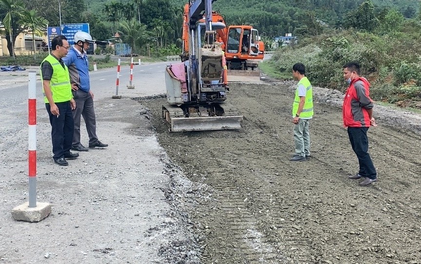 Cận cảnh sửa chữa mặt đường hầm Hải Vân - Túy Loan- Ảnh 1.