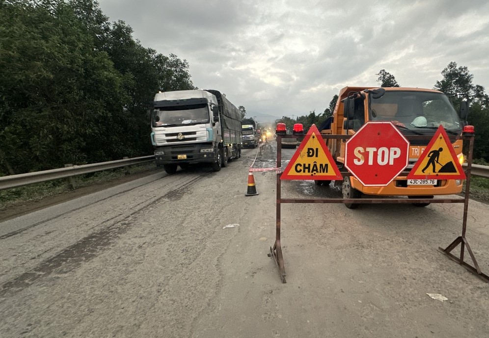 Cận cảnh sửa chữa mặt đường hầm Hải Vân - Túy Loan- Ảnh 12.