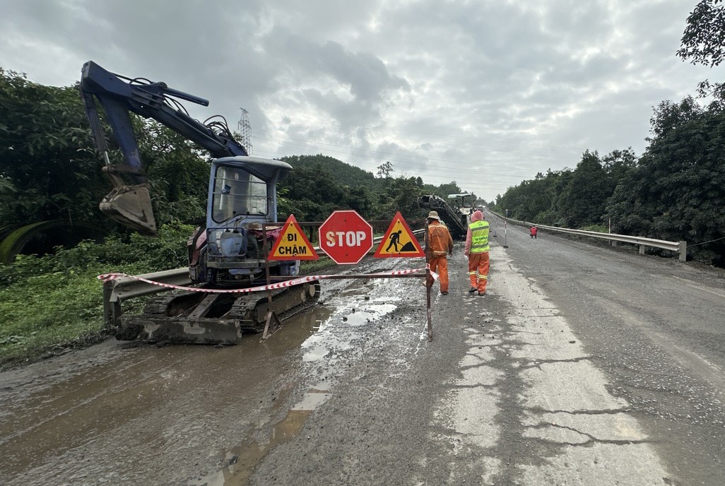 Cận cảnh sửa chữa mặt đường hầm Hải Vân - Túy Loan- Ảnh 4.