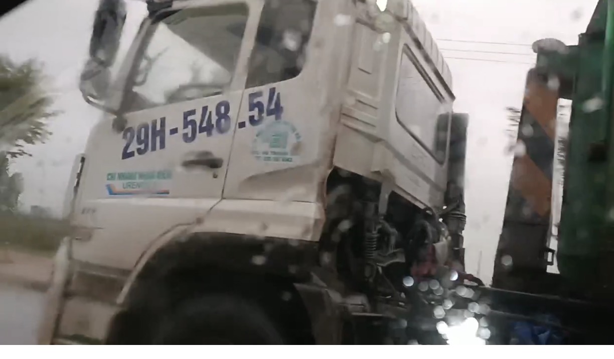 Xe chở rác vượt biển cấm “quần thảo” tuyến đường đô thị “trăm tỷ”- Ảnh 3. Xe chở rác vượt biển cấm “quần thảo” tuyến đường đô thị “trăm tỷ”- Ảnh 3.