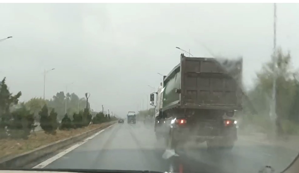 Xe chở rác vượt biển cấm “quần thảo” tuyến đường đô thị “trăm tỷ”- Ảnh 2. Xe chở rác vượt biển cấm “quần thảo” tuyến đường đô thị “trăm tỷ”- Ảnh 2.