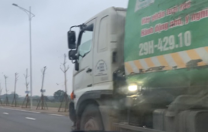 Xe chở rác vượt biển cấm “quần thảo” tuyến đường đô thị “trăm tỷ”- Ảnh 5. Xe chở rác vượt biển cấm “quần thảo” tuyến đường đô thị “trăm tỷ”- Ảnh 5.