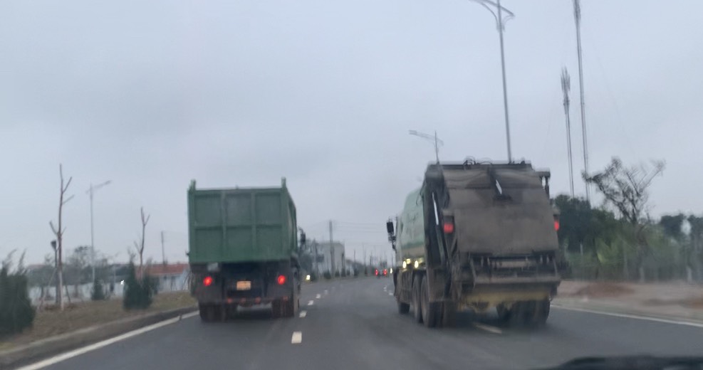 Xe chở rác vượt biển cấm “quần thảo” tuyến đường đô thị “trăm tỷ”- Ảnh 6. Xe chở rác vượt biển cấm “quần thảo” tuyến đường đô thị “trăm tỷ”- Ảnh 6.