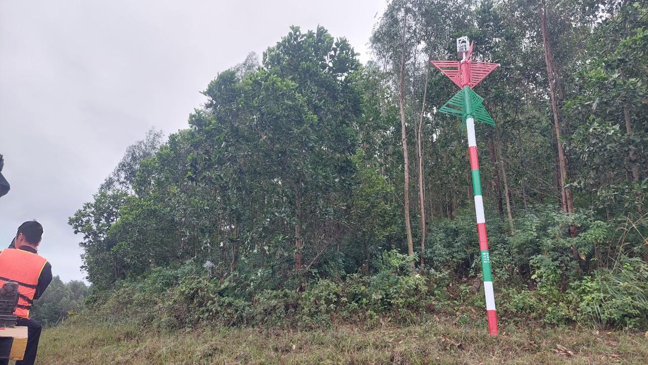 Video cận cảnh hệ thống đèn đường thủy định vị vệ tinh vừa lắp đặt trên hồ Thác Bà- Ảnh 4.