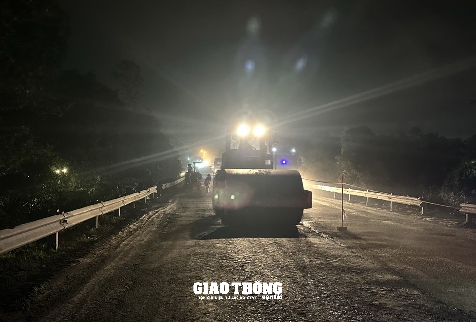 Chong đèn sửa đường, đảm bảo ATGT tuyến hầm Hải Vân - Túy Loan- Ảnh 1.