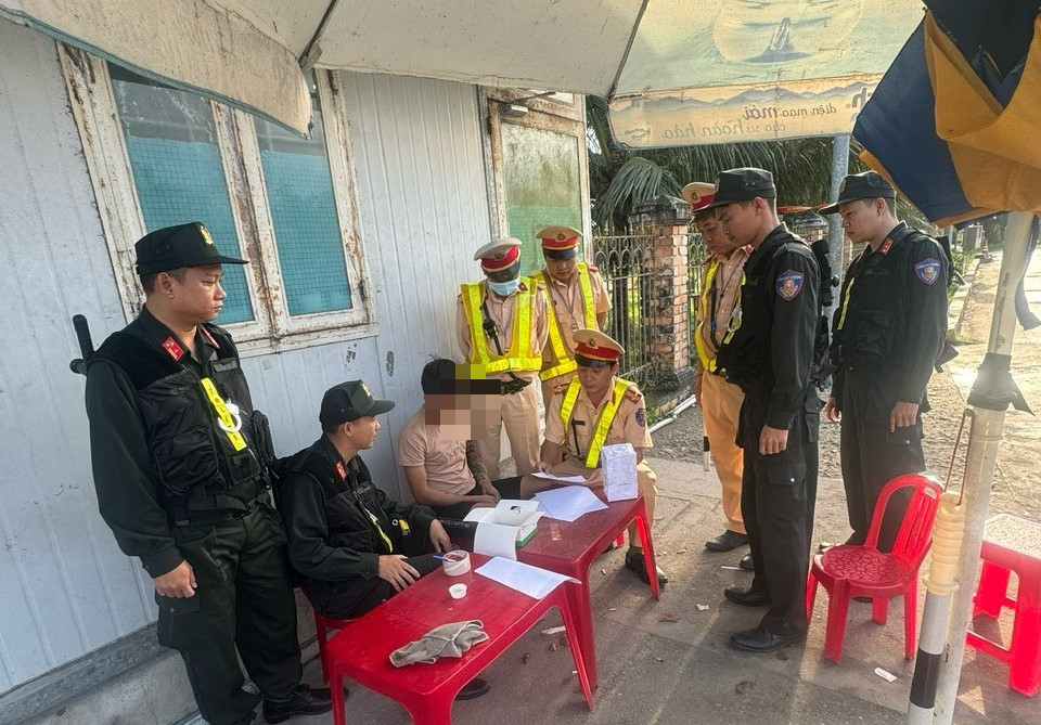 Kiểm tra xe tải, CSGT Quảng Ngãi phát hiện tài xế dương tính với ma túy- Ảnh 1.
