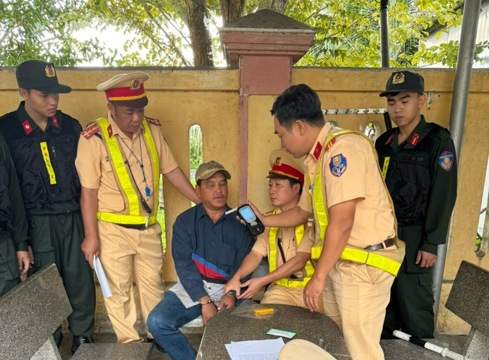 Tạm giữ hình sự tài xế xe đầu kéo cầm dao tấn công CSGT Quảng Ngãi- Ảnh 1.