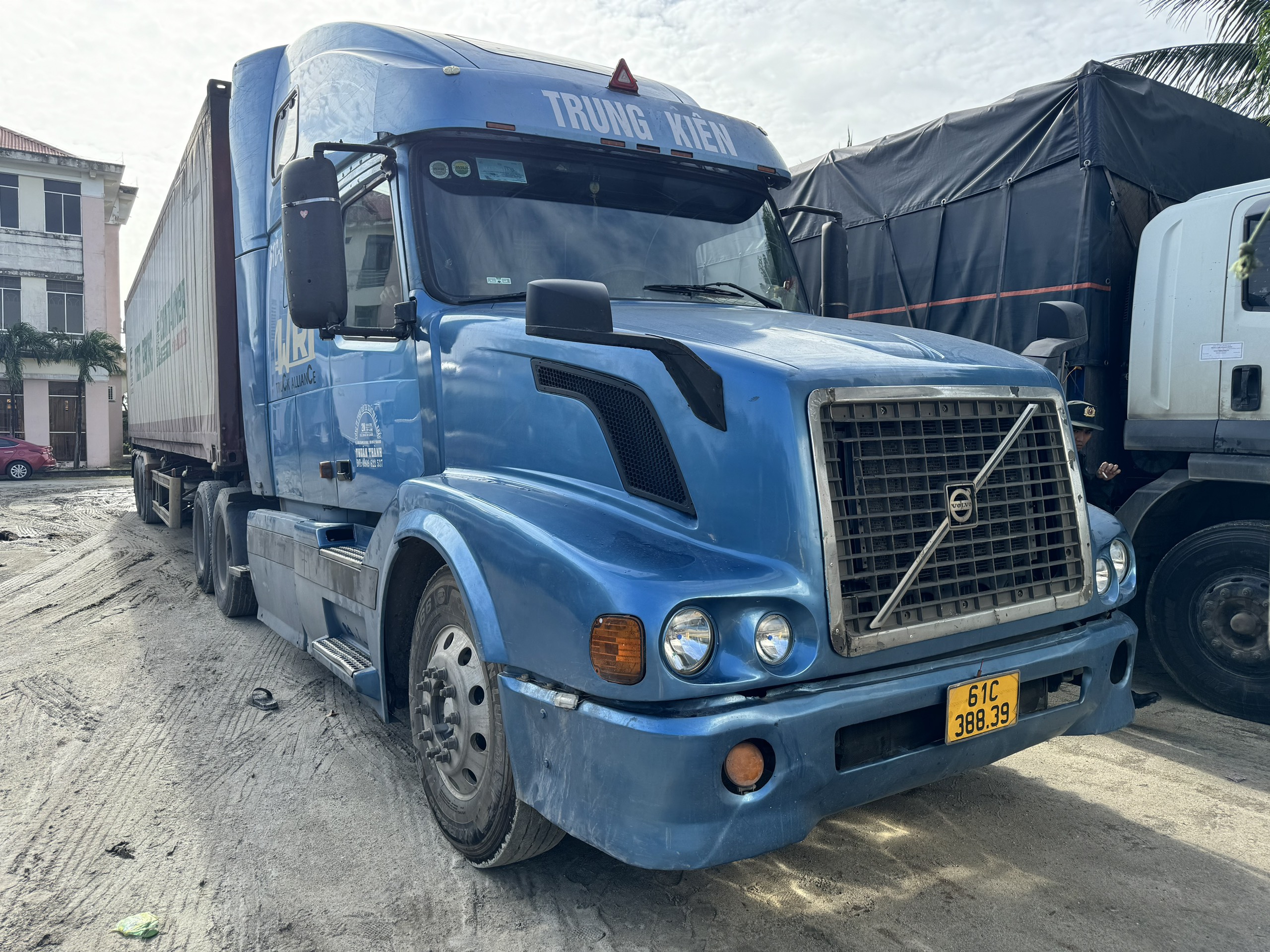 Tạm giữ hình sự tài xế xe đầu kéo cầm dao tấn công CSGT Quảng Ngãi- Ảnh 2.