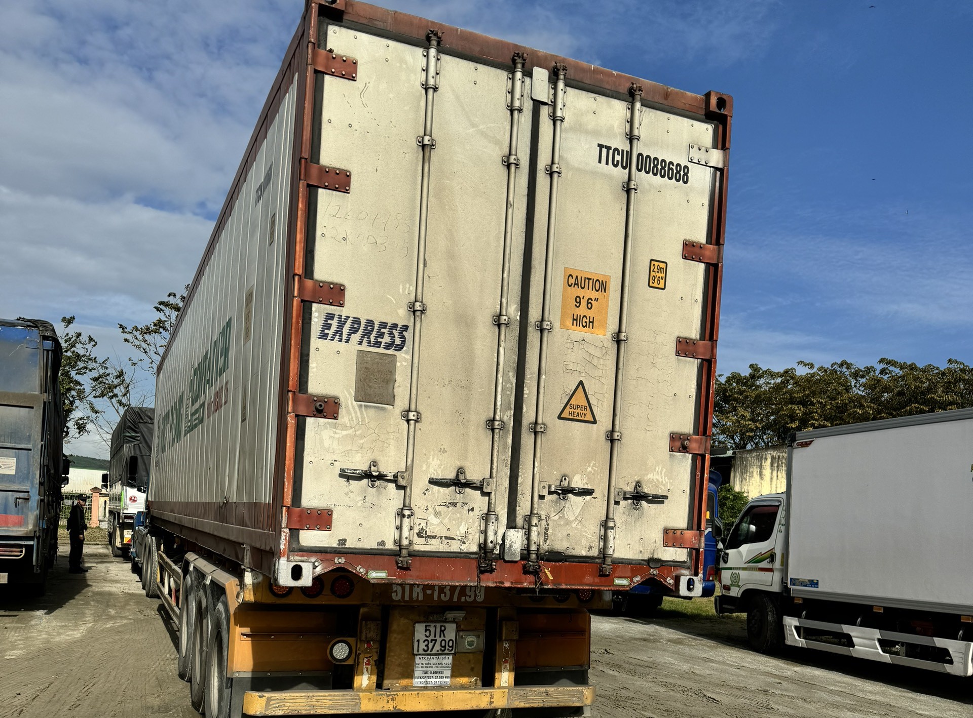 Tạm giữ hình sự tài xế xe đầu kéo cầm dao tấn công CSGT Quảng Ngãi- Ảnh 4.