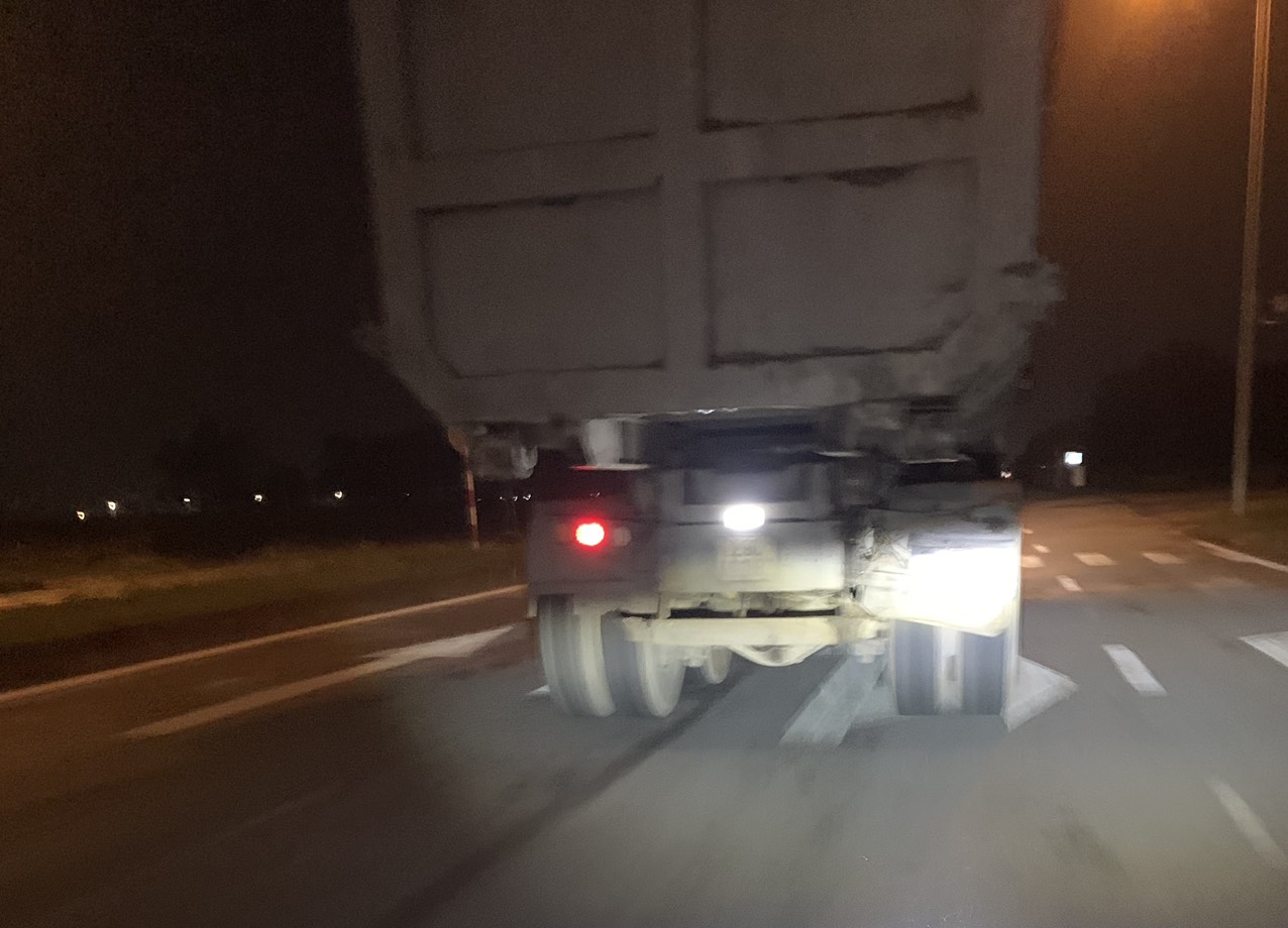 Xe chở rác vượt biển cấm “quần thảo” tuyến đường đô thị “trăm tỷ”- Ảnh 7. Xe chở rác vượt biển cấm “quần thảo” tuyến đường đô thị “trăm tỷ”- Ảnh 7.