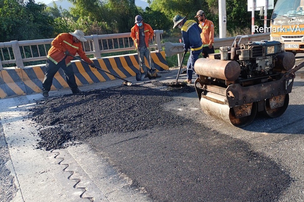 Cận cảnh sửa chữa mặt đường, đảm bảo ATGT tuyến QL1 qua tỉnh Bình Định- Ảnh 11. Cận cảnh sửa chữa mặt đường, đảm bảo ATGT tuyến QL1 qua tỉnh Bình Định- Ảnh 11.