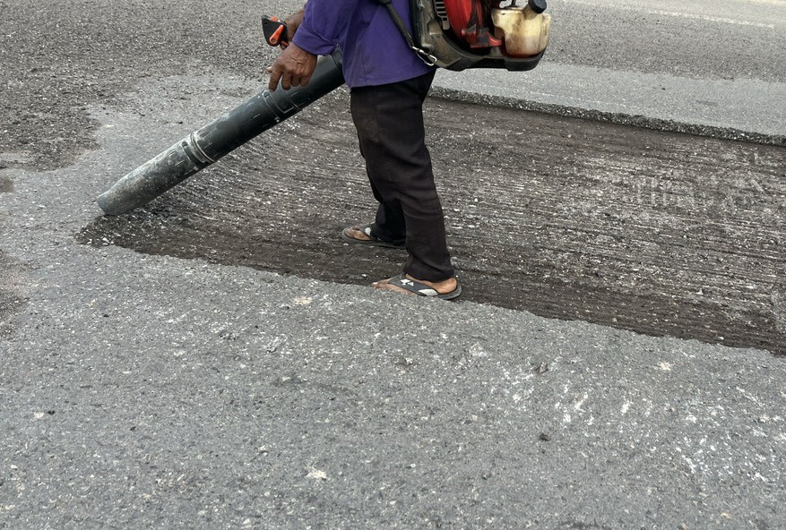 Cận cảnh sửa chữa mặt đường, đảm bảo ATGT tuyến QL1 qua tỉnh Bình Định- Ảnh 6. Cận cảnh sửa chữa mặt đường, đảm bảo ATGT tuyến QL1 qua tỉnh Bình Định- Ảnh 6.