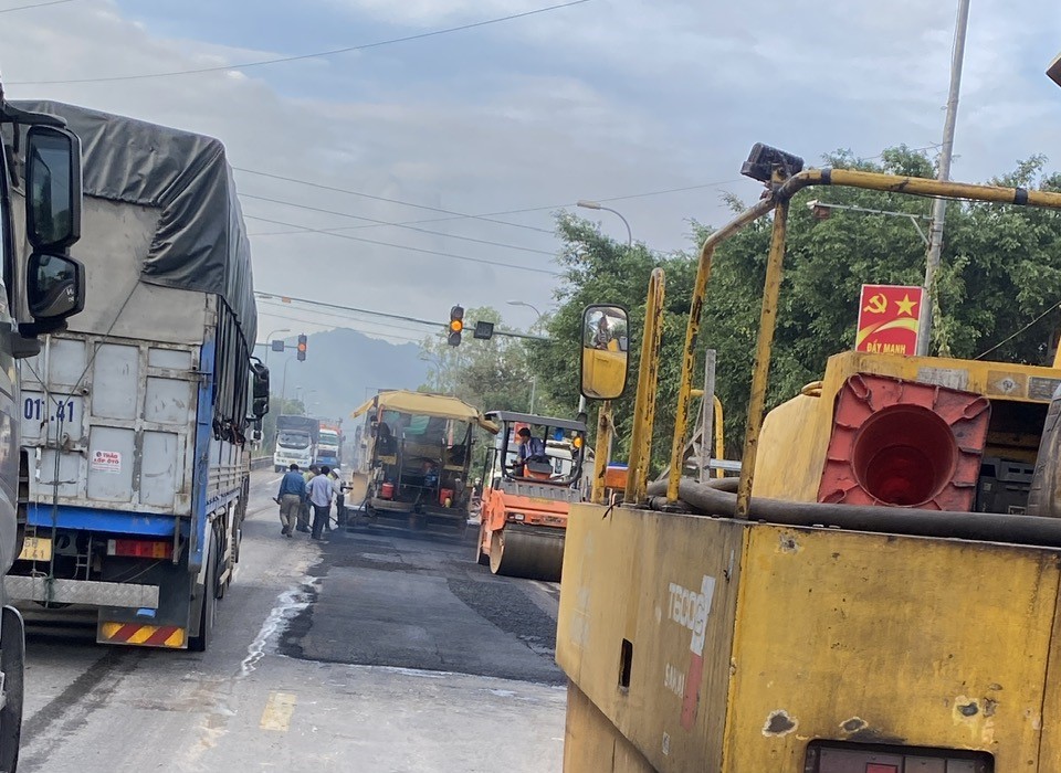 Cận cảnh sửa chữa mặt đường, đảm bảo ATGT tuyến QL1 qua tỉnh Bình Định- Ảnh 7. Cận cảnh sửa chữa mặt đường, đảm bảo ATGT tuyến QL1 qua tỉnh Bình Định- Ảnh 7.