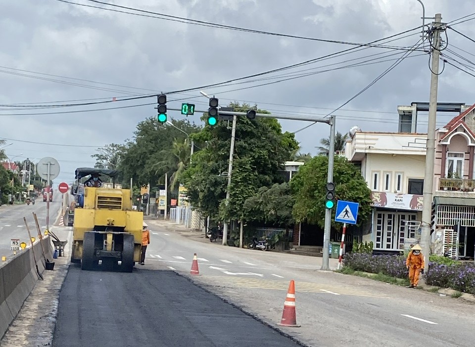 Cận cảnh sửa chữa mặt đường, đảm bảo ATGT tuyến QL1 qua tỉnh Bình Định- Ảnh 12. Cận cảnh sửa chữa mặt đường, đảm bảo ATGT tuyến QL1 qua tỉnh Bình Định- Ảnh 12.