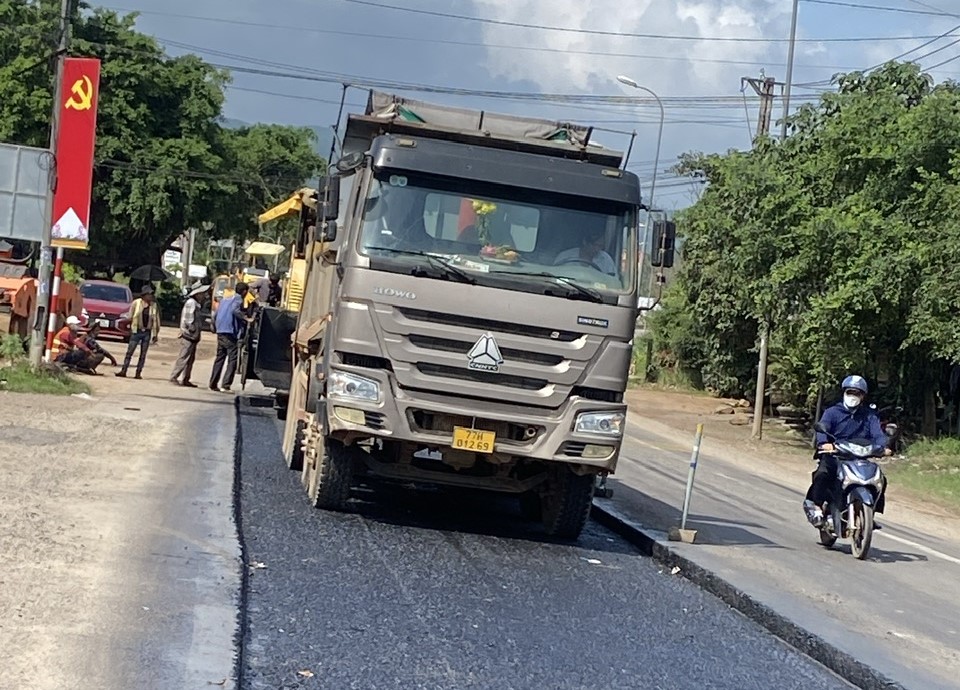 Cận cảnh sửa chữa mặt đường, đảm bảo ATGT tuyến QL1 qua tỉnh Bình Định- Ảnh 3. Cận cảnh sửa chữa mặt đường, đảm bảo ATGT tuyến QL1 qua tỉnh Bình Định- Ảnh 3.