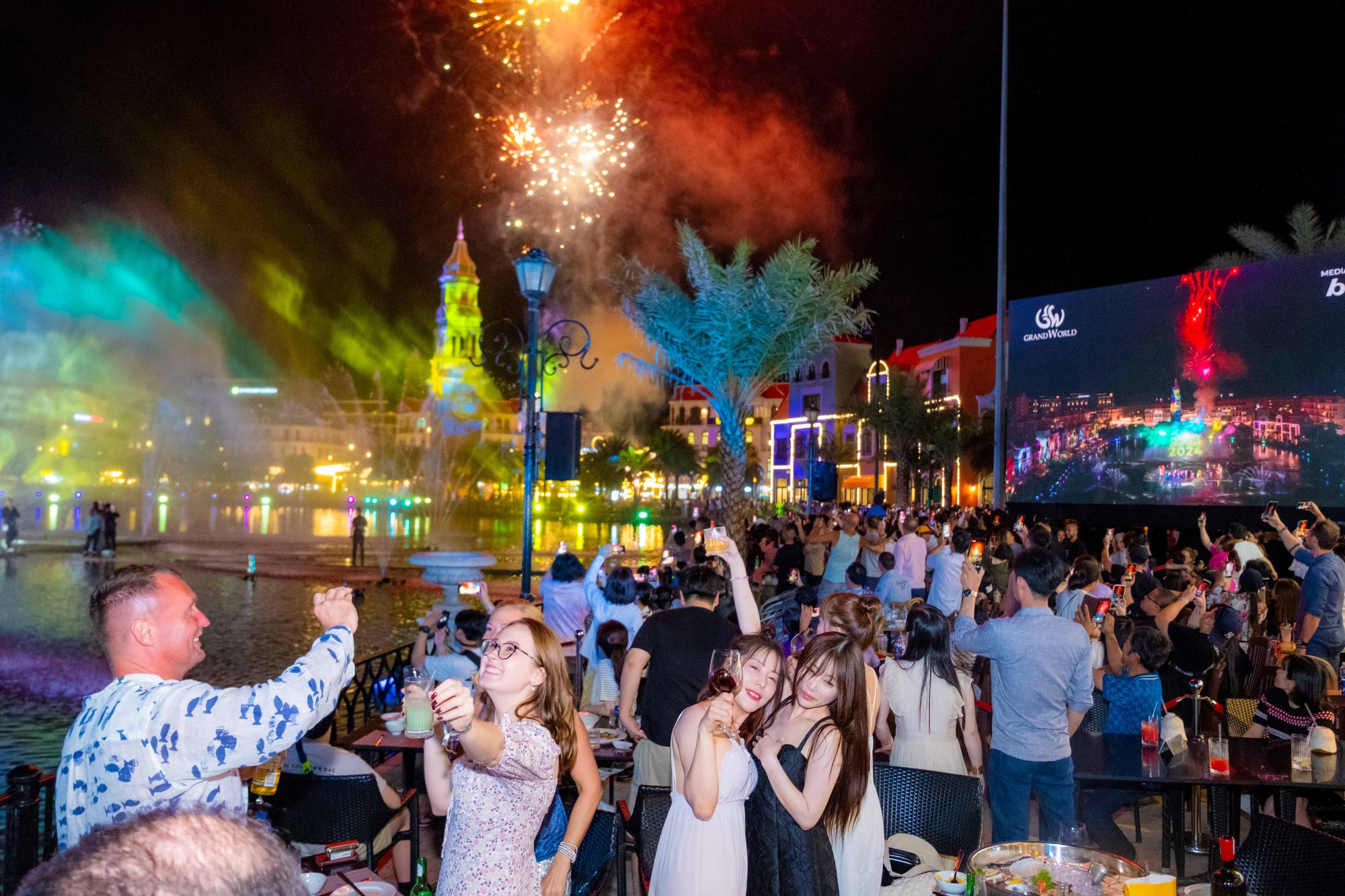 Phú Quốc United Center đón năm mới rực rỡ trọn vẹn- Ảnh 15. Phú Quốc United Center đón năm mới rực rỡ trọn vẹn- Ảnh 15.