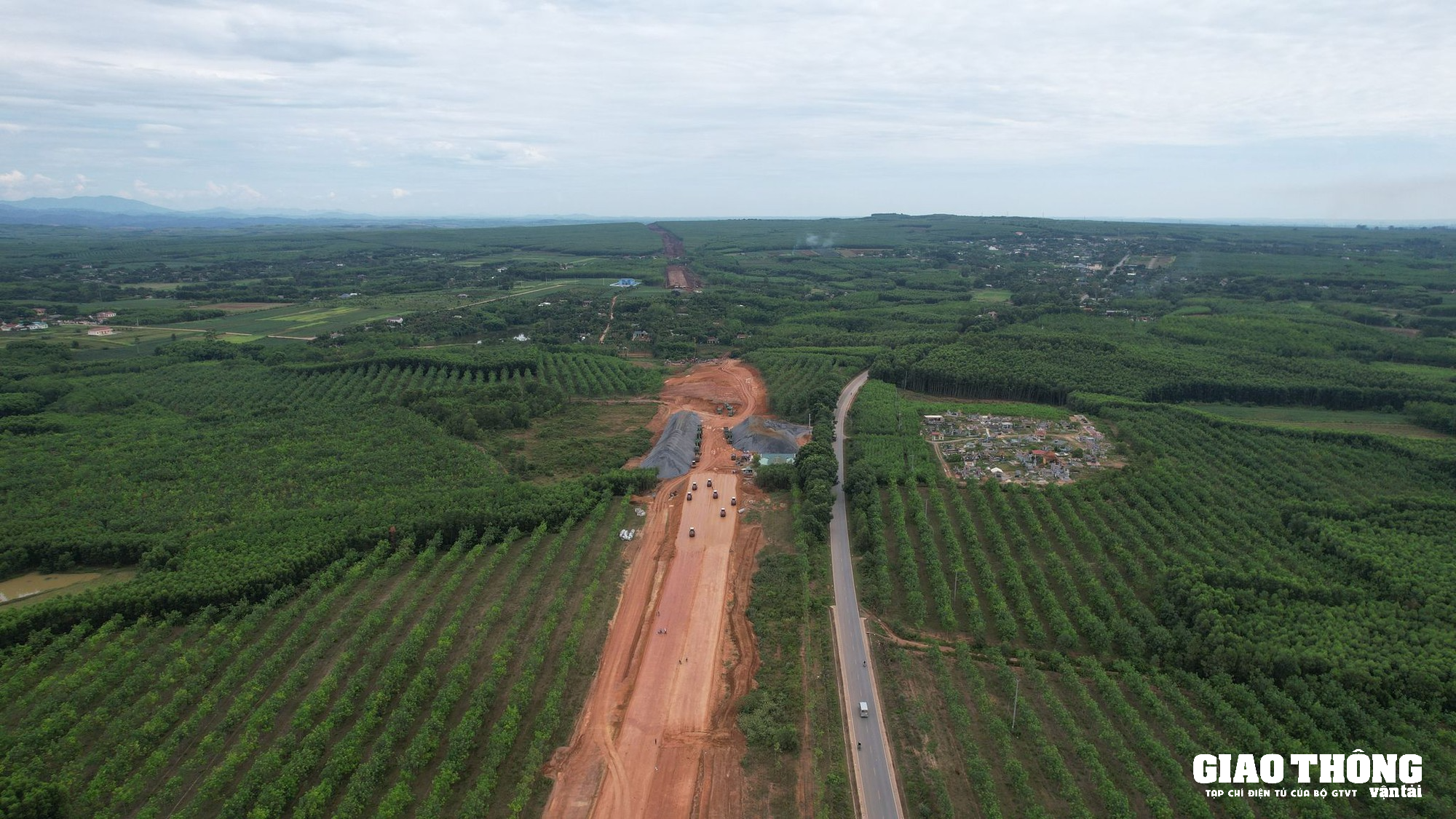 Cao tốc Vạn Ninh - Cam Lộ qua Quảng Trị đang thi công thế nào?- Ảnh 3. Cao tốc Vạn Ninh - Cam Lộ qua Quảng Trị đang thi công thế nào?- Ảnh 3.