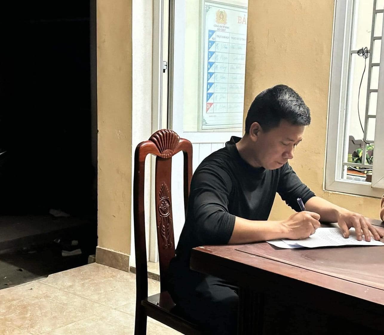 Điều tra tài xế ôtô “thông chốt” đo nồng độ cồn, tông xe vào CSGT ở Nghệ An- Ảnh 1.