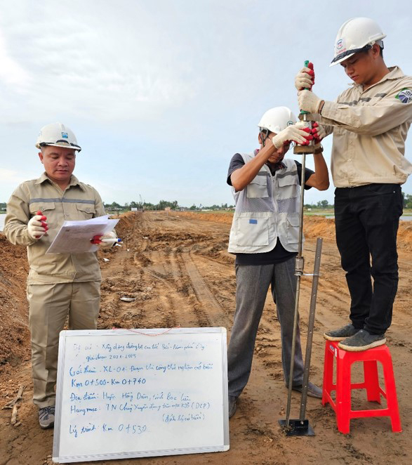 Gian nan tìm vật liệu mới đắp nền đường, chuyện giờ mới kể- Ảnh 1.