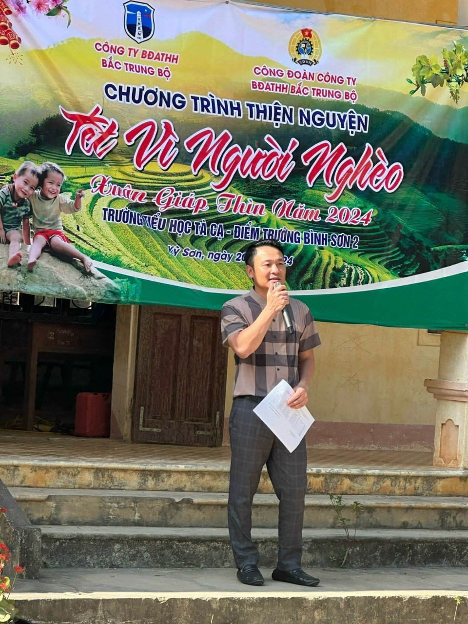 CBCNV ngành bảo đảm an toàn hàng hải tặng quà Tết cho học sinh vùng cao Nghệ An- Ảnh 2.