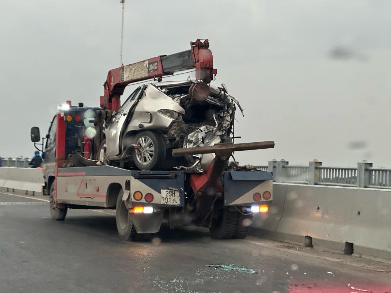 Hà Nội: Ôtô biến dạng sau TNGT trên cầu Vĩnh Tuy- Ảnh 2.