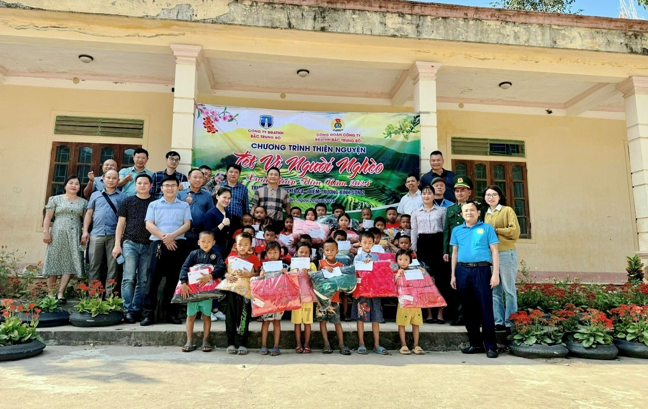 CBCNV ngành bảo đảm an toàn hàng hải tặng quà Tết cho học sinh vùng cao Nghệ An- Ảnh 3.